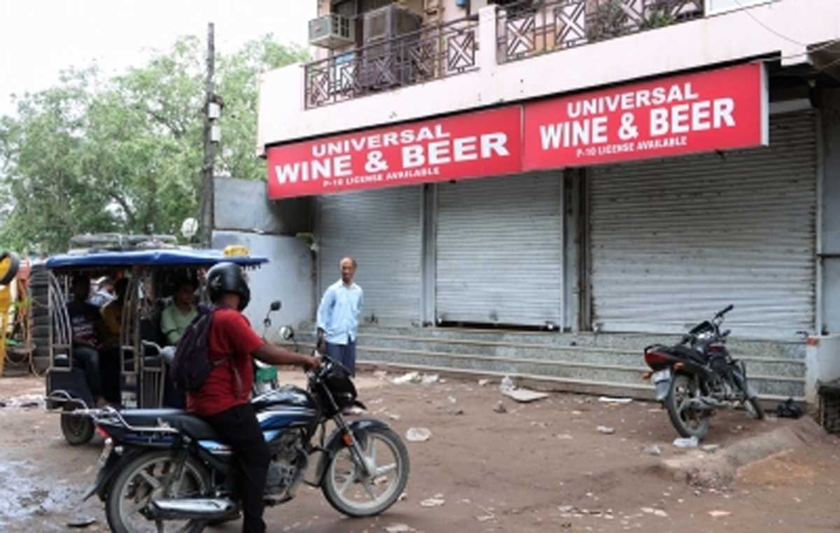 दिल्ली आबकारी नीति : ड्राई डे को 21 से घटाकर 3 दिन बिना परामर्श के किया गया